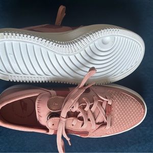 Women’s court vision Alta sneaker 9 1/2